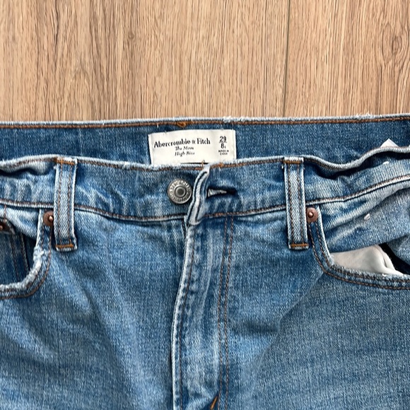 Abercrombie and Fitch Mom High Rise Jeans Short - Picture 2 of 3